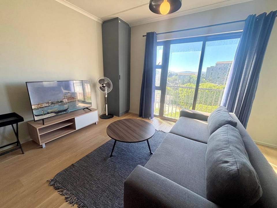 Natural landscape, TV and multimedia, Living room