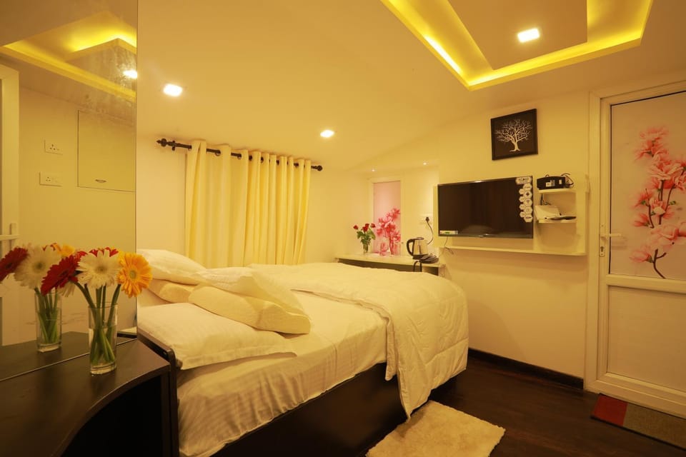 Bed, TV and multimedia, Bedroom