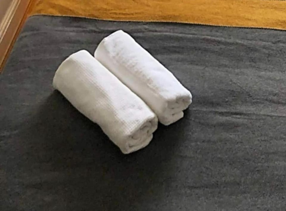 Bed, towels