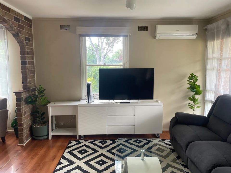 Locum Welcom two guests house close to Canberra Hospital House in Canberra