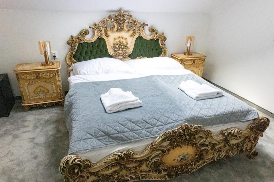 Bed, Photo of the whole room, Bedroom, towels