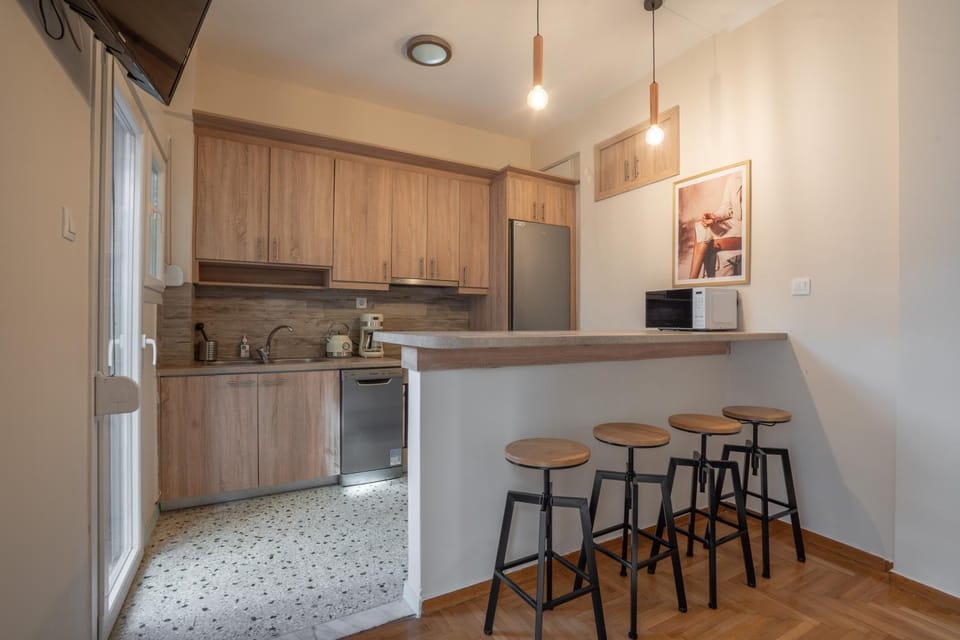 Kitchen or kitchenette, Dining area, dishwasher, oven
