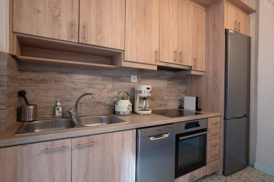 Coffee/tea facilities, Kitchen or kitchenette, dishwasher, oven, stove