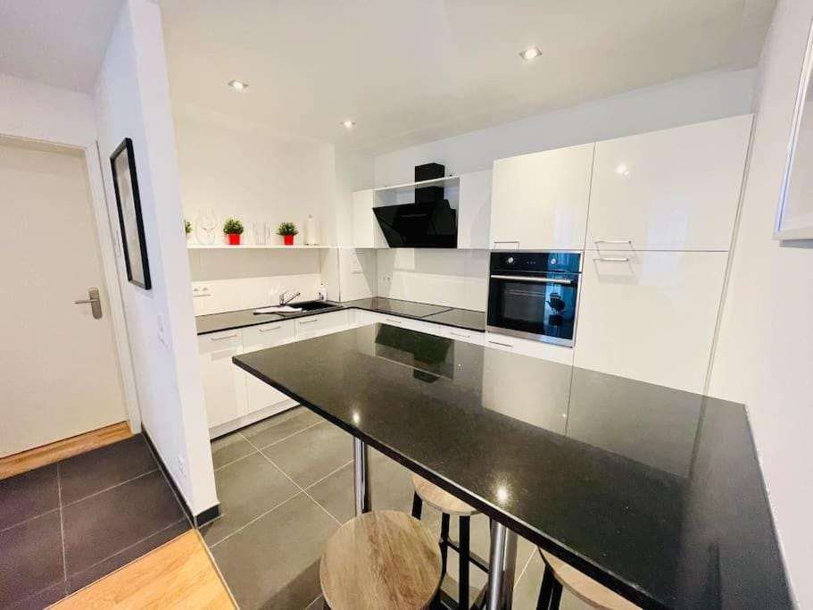 Kitchen or kitchenette, Dining area, oven, stove