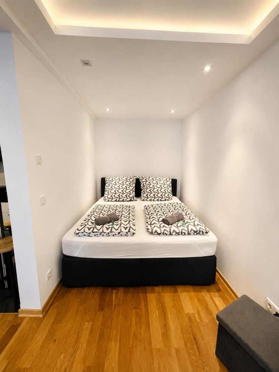 Bed, Bedroom, towels