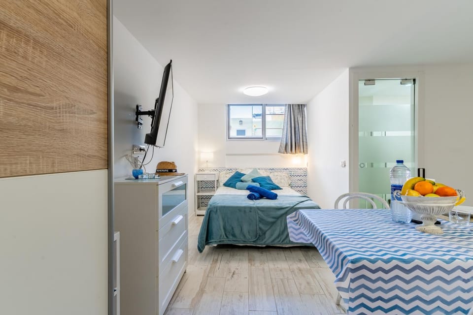 Photo of the whole room, Bedroom, towels