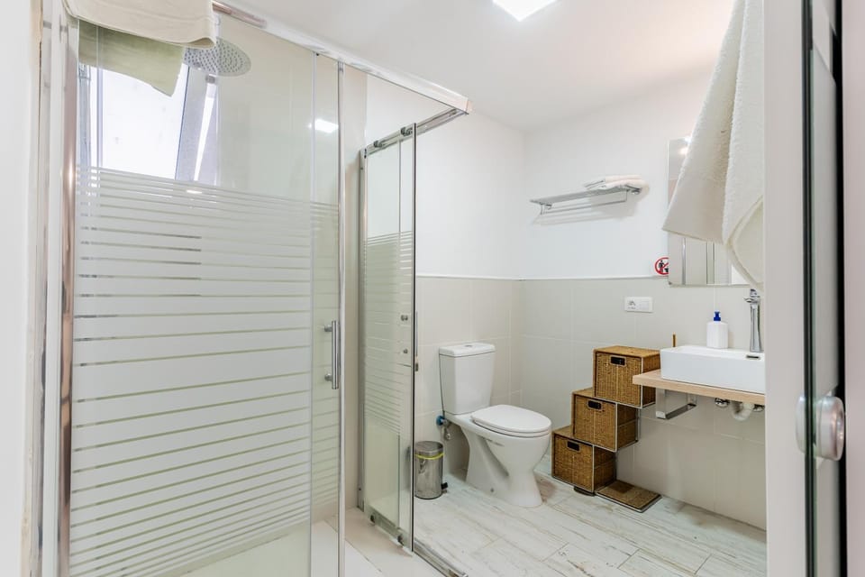 Shower, Toilet, Bathroom, towels