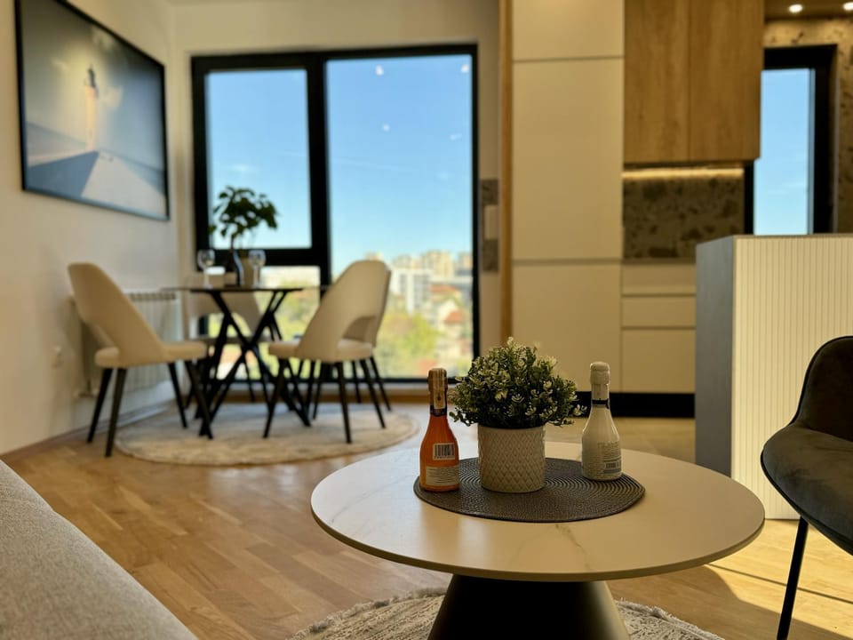 Kitchen or kitchenette, Living room, Seating area, Dining area