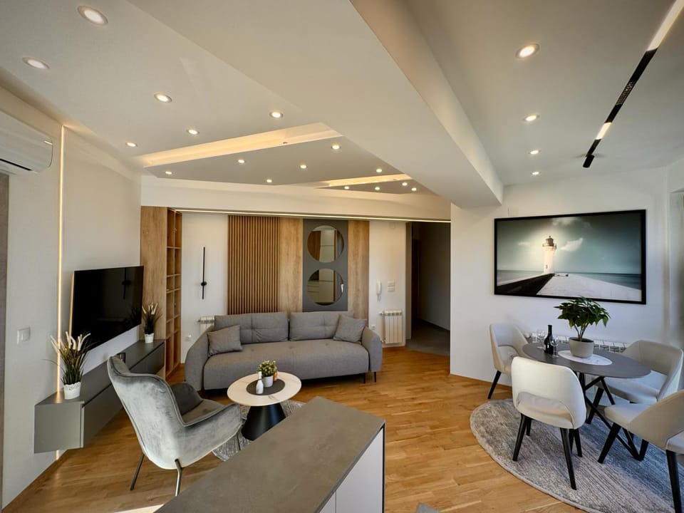 Communal lounge/ TV room, TV and multimedia, Living room, Seating area, Evening entertainment