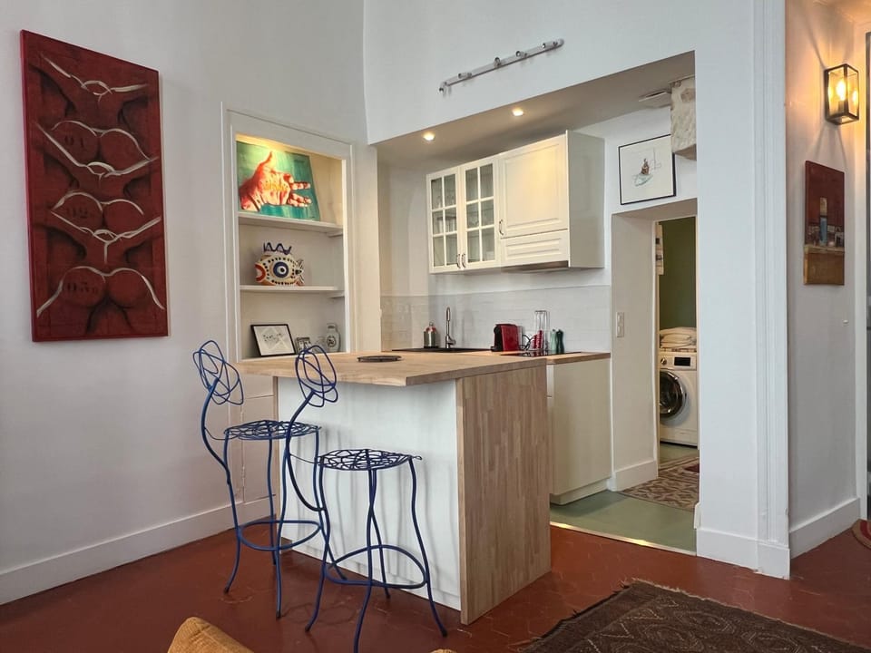 Kitchen or kitchenette, Seating area, Dining area, minibar
