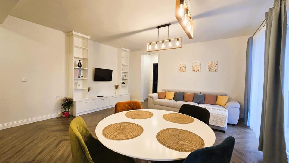 Communal lounge/ TV room, Bed, TV and multimedia, Living room, Photo of the whole room, Seating area, Evening entertainment, Bedroom