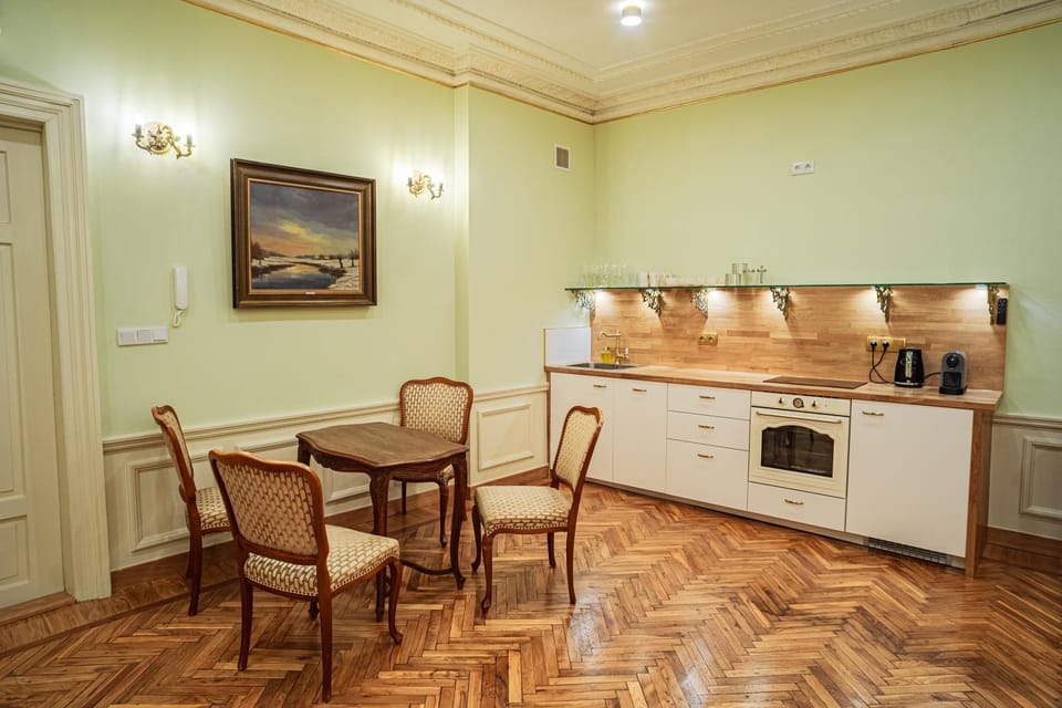 Coffee/tea facilities, Kitchen or kitchenette, Seating area, Dining area