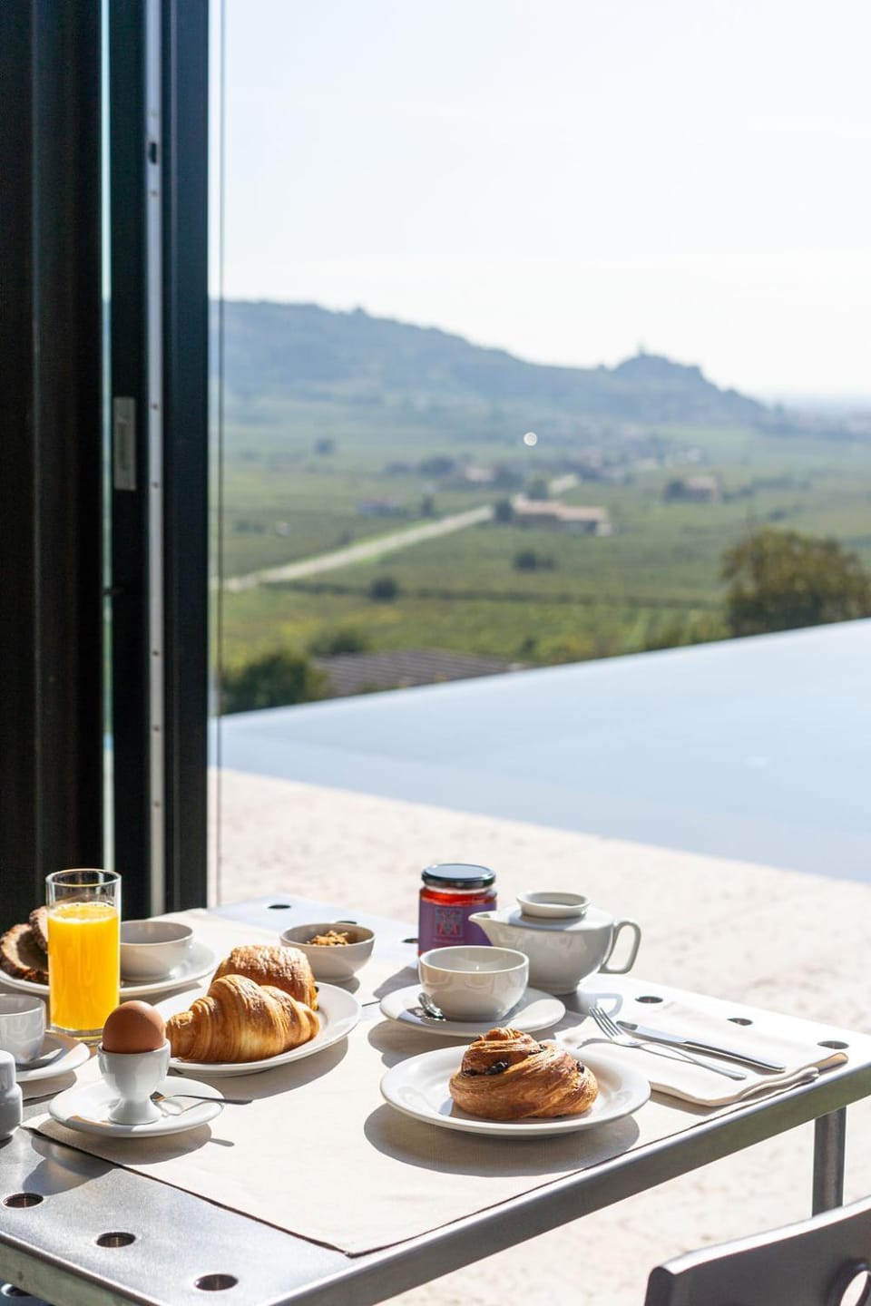 Nearby landmark, Day, Natural landscape, Food and drinks, Food, Mountain view, Breakfast