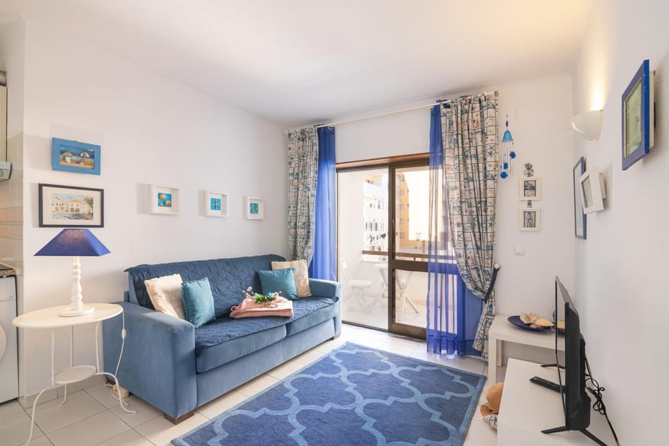 Bed, TV and multimedia, Living room, Seating area