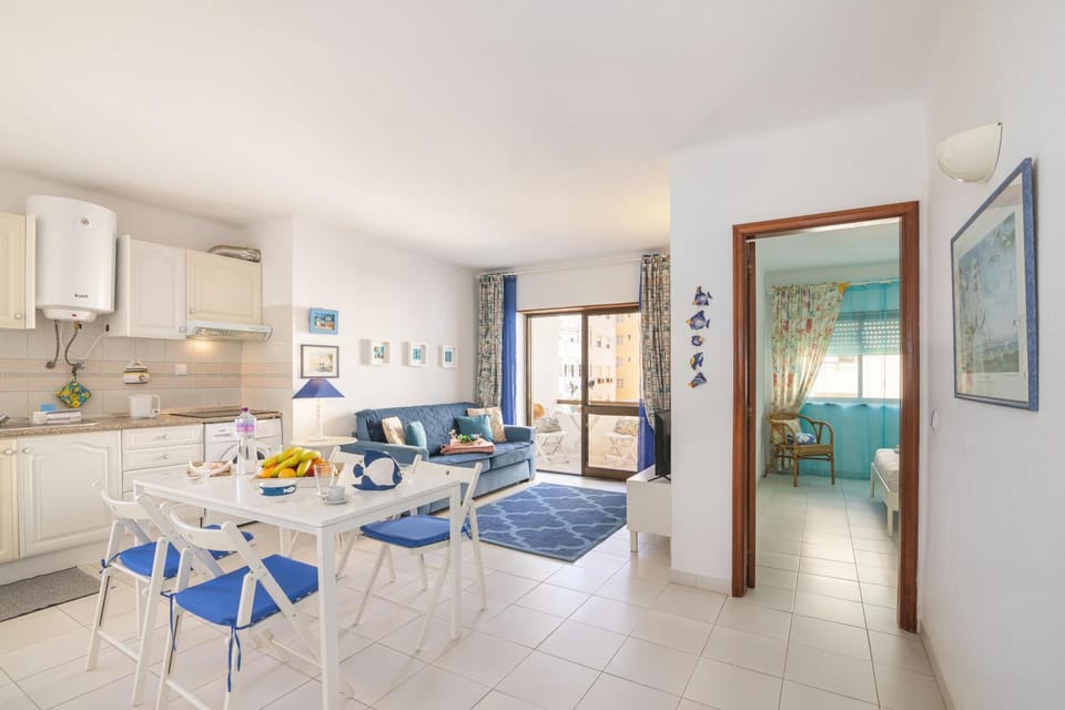 TV and multimedia, Kitchen or kitchenette, Living room, Seating area, Dining area