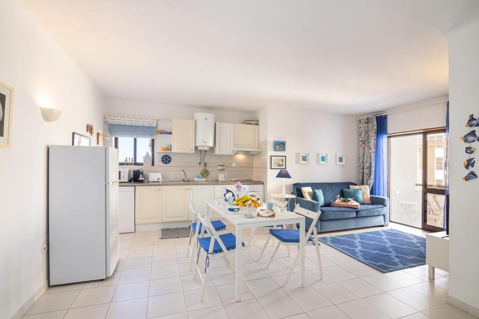 Kitchen or kitchenette, Living room, Seating area, Dining area, dishwasher