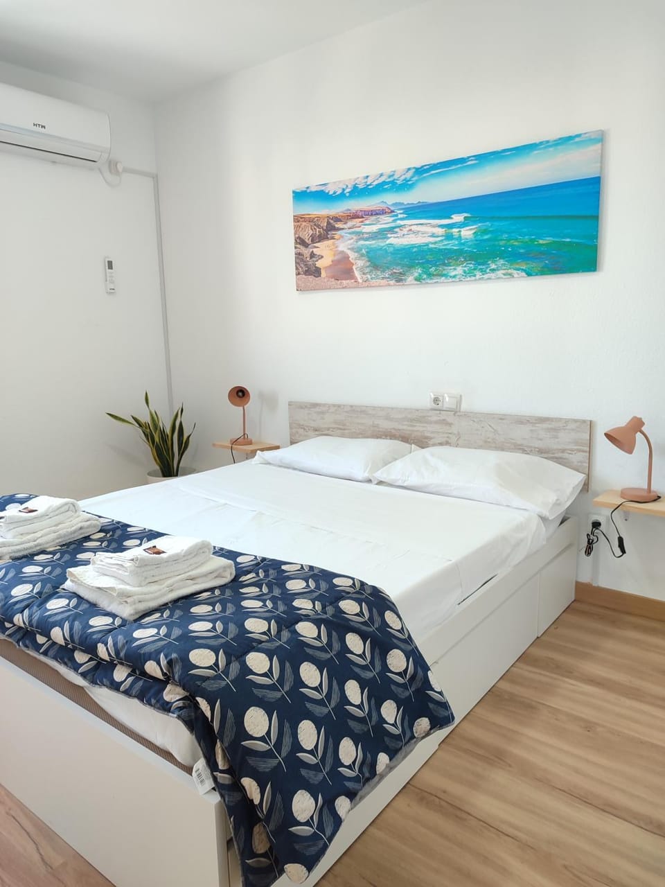 Sea View Apartment - 5 Min Walk to Gibraltar Apartment in Andalusia