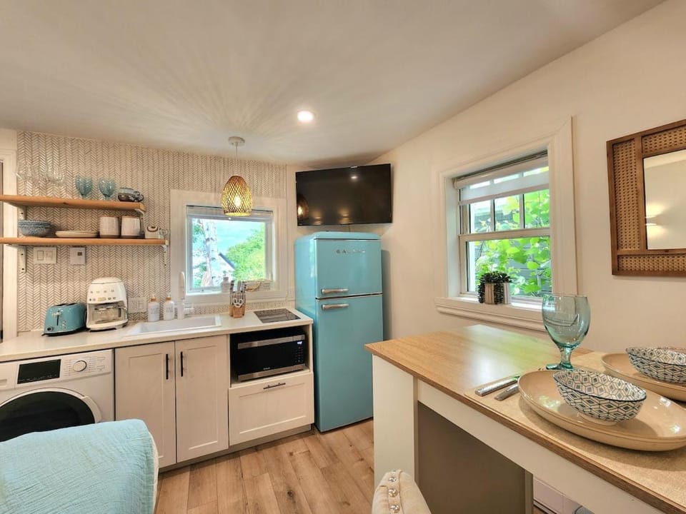 Boho Chic Tiny House - Hot Tub EV Chrger & Parking House in Quebec City