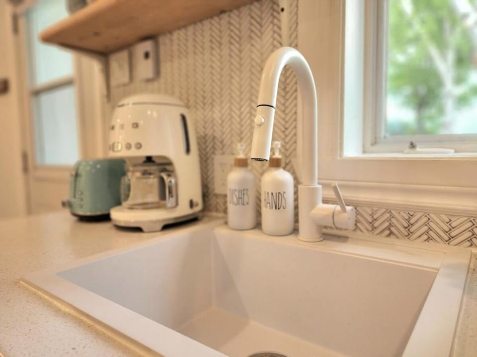 Boho Chic Tiny House - Hot Tub EV Chrger & Parking House in Quebec City