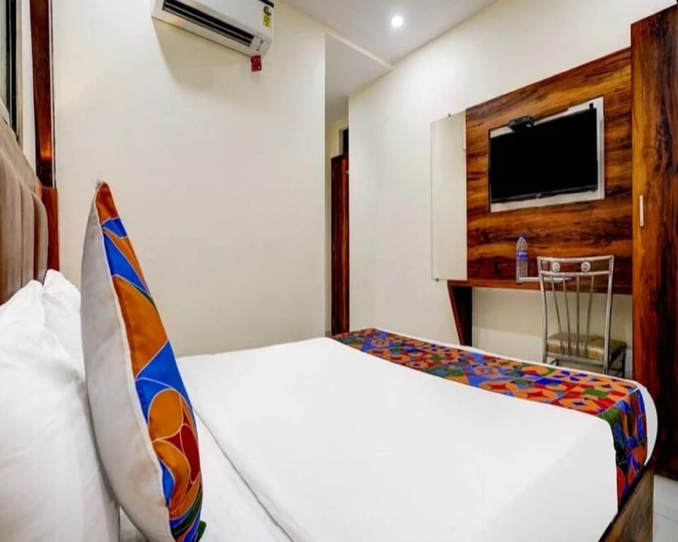 Bed, TV and multimedia, Photo of the whole room, Bedroom, air conditioner