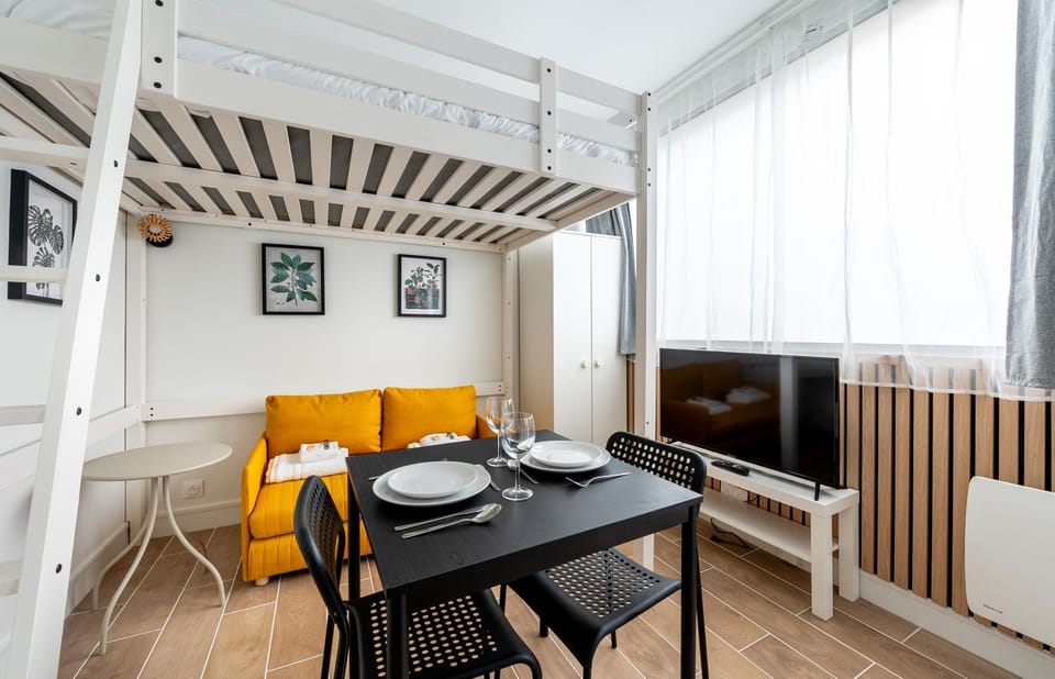 Communal lounge/ TV room, TV and multimedia, Living room, Seating area, Dining area, Evening entertainment