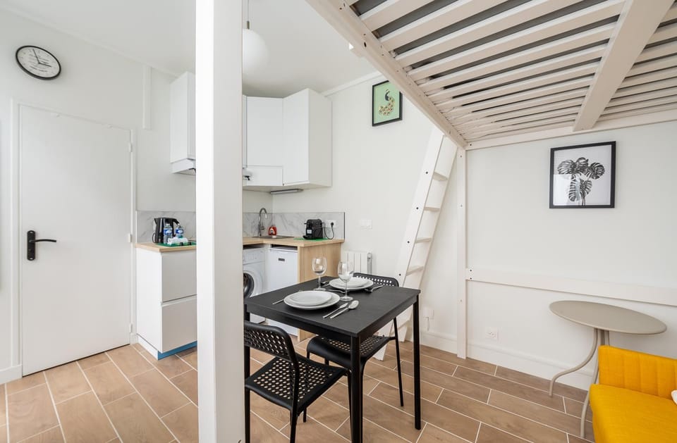 Kitchen or kitchenette, Seating area, Dining area, stove, toaster
