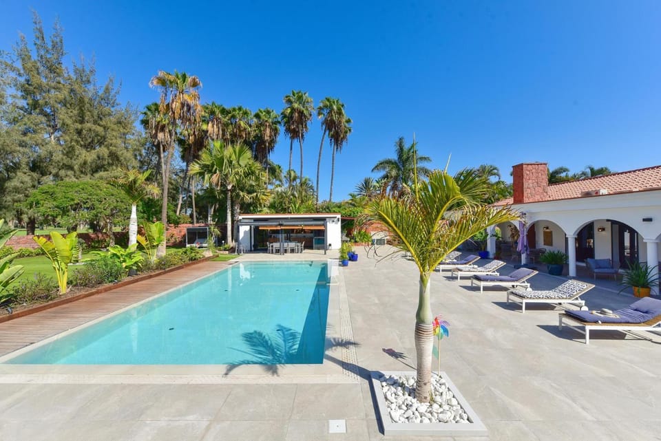 Pool view, Swimming pool, sunbed