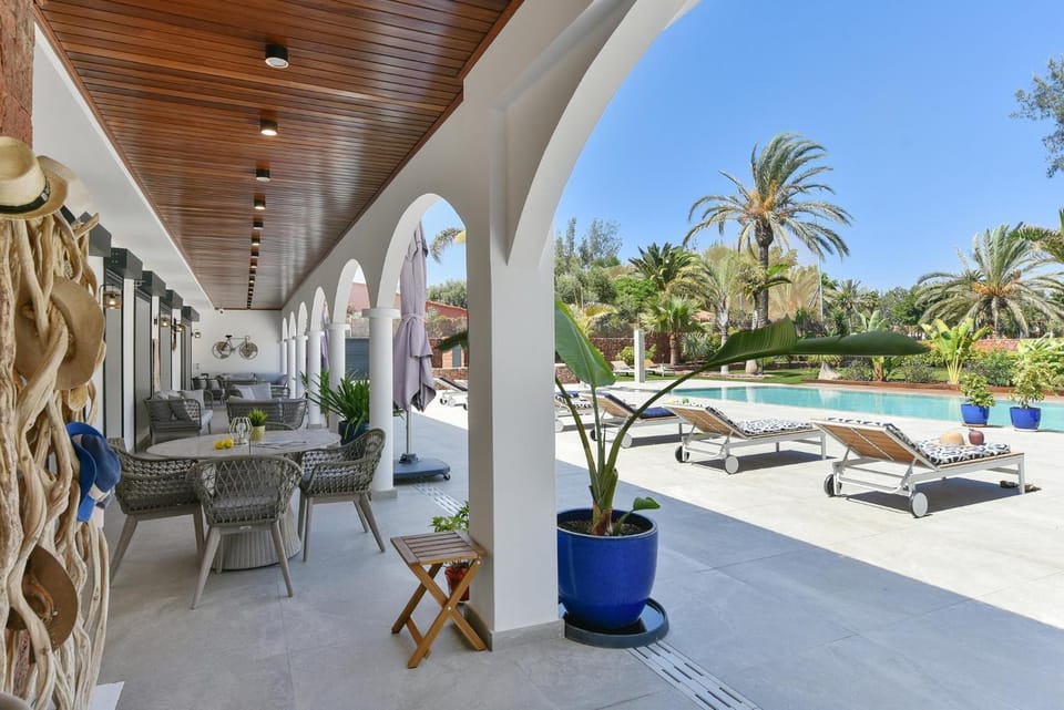 Dining area, Pool view, sunbed