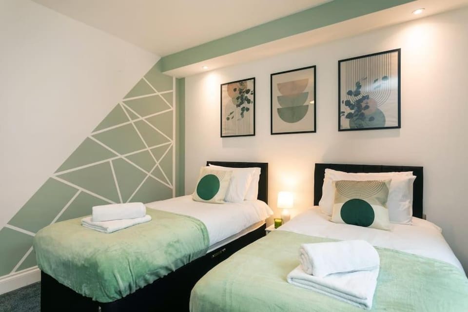 Sleeps 6 Contractors Leisure Business Free WiFi FreeParking Smart TV House in Leicester