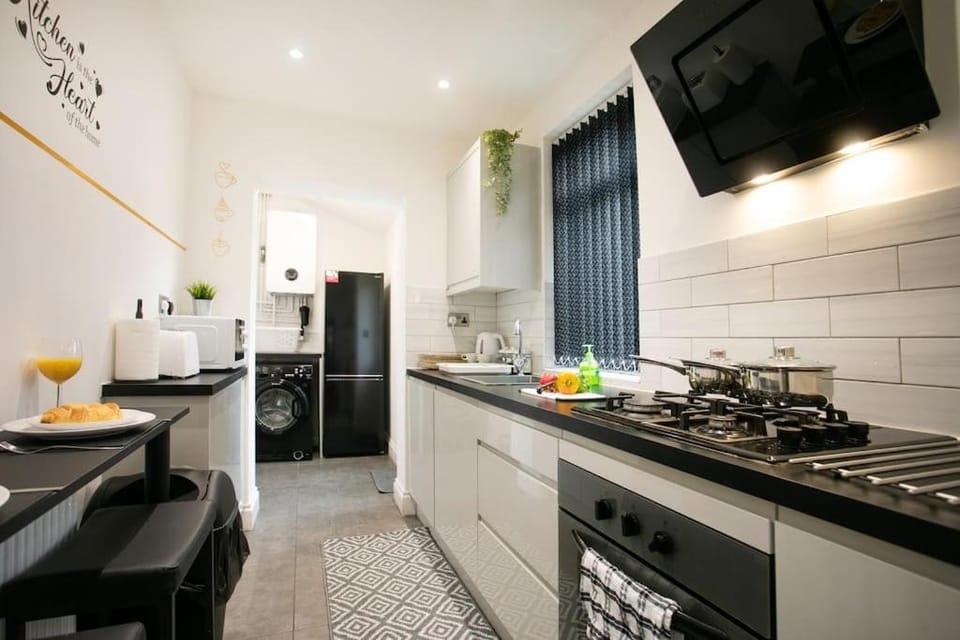 Sleeps 6 Contractors Leisure Business Free WiFi FreeParking Smart TV House in Leicester