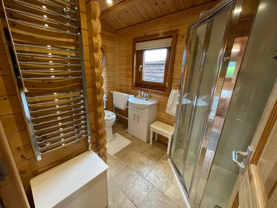 The Hive - A Cosy, Pet Friendly, Rural Log Cabin with far reaching views Cabin in Wychavon District