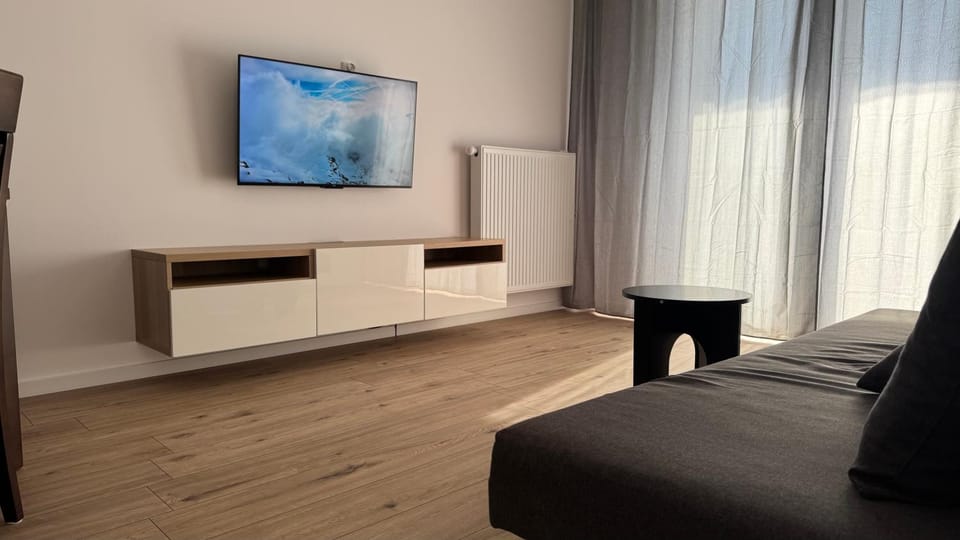 TV and multimedia, Living room, Seating area, Evening entertainment