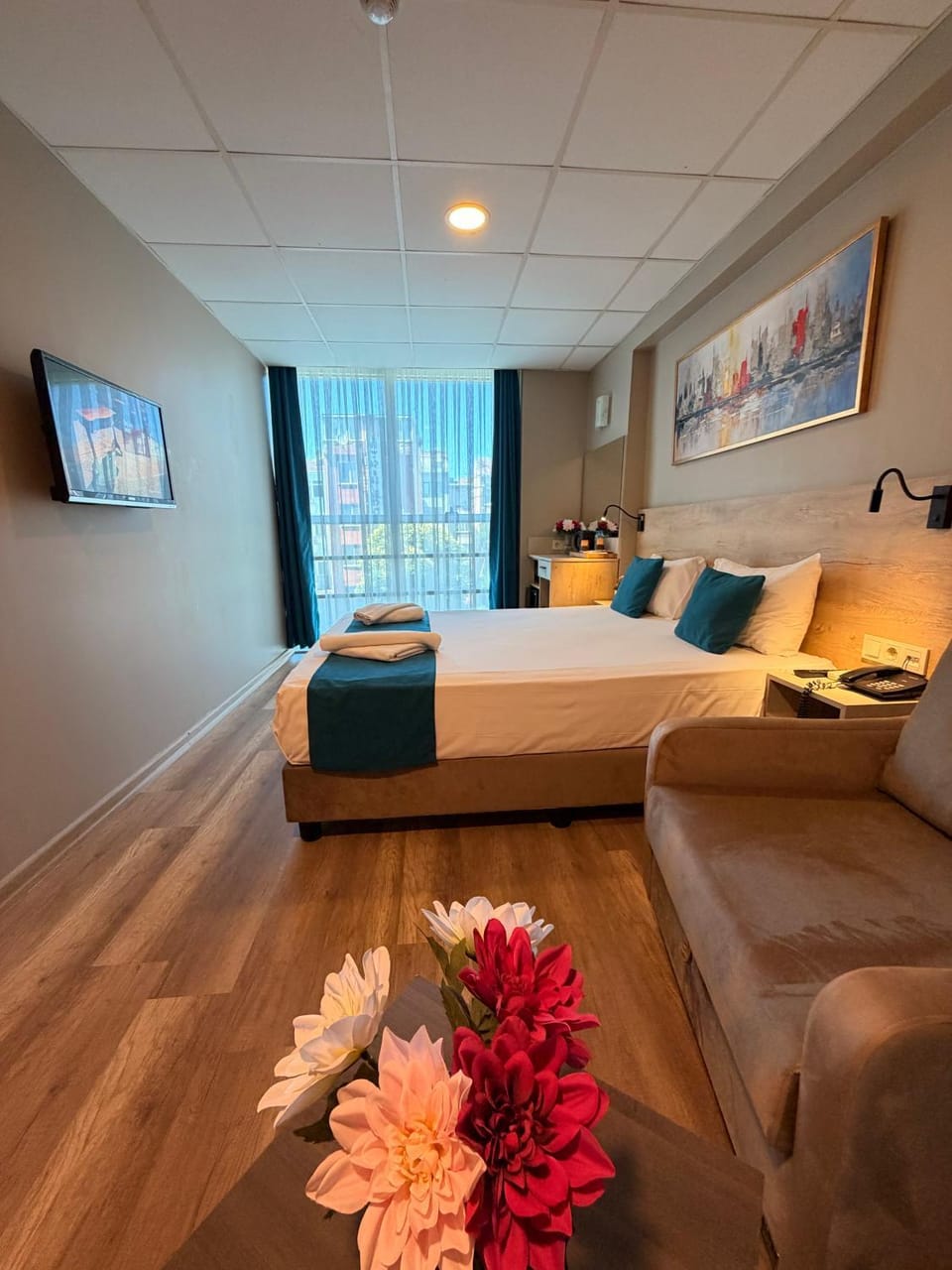 Photo of the whole room, Bedroom
