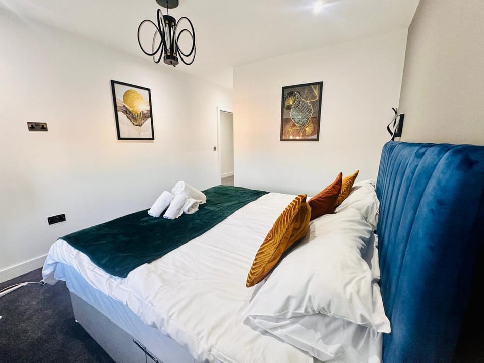 Under New Top Rated Management I Stylish 2BR Apartments I Central Hub I Free Parking I Work Ready Amenities Apartment hotel in Huntingdonshire District