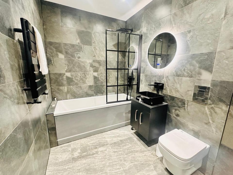 Under New Top Rated Management I Stylish 2BR Apartments I Central Hub I Free Parking I Work Ready Amenities Apartment hotel in Huntingdonshire District