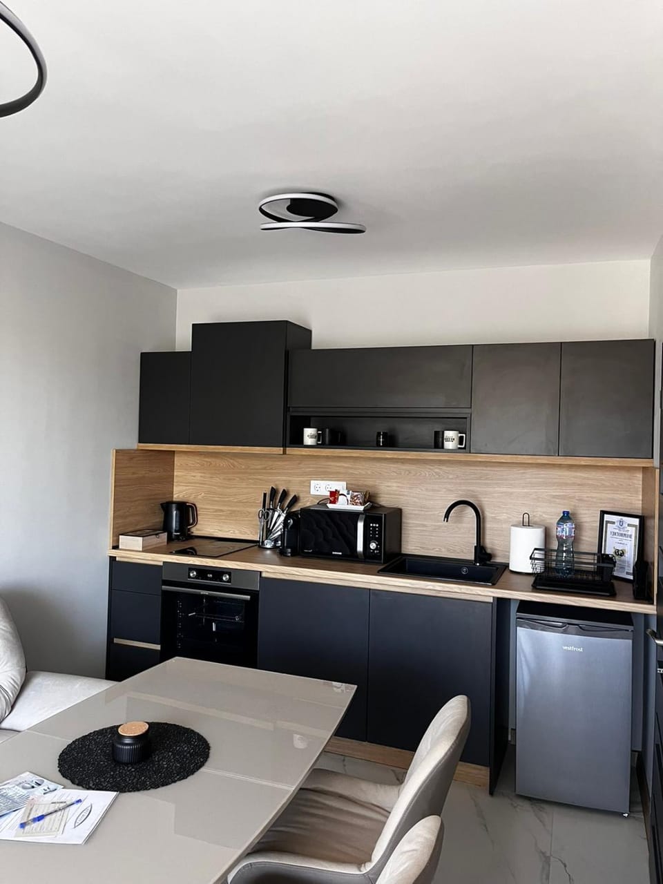 Coffee/tea facilities, Kitchen or kitchenette, minibar, stove