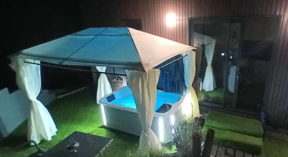 Hot Tub, Hot Tub