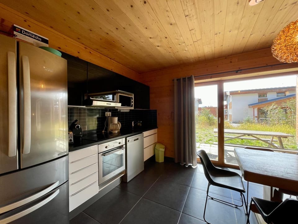 Kitchen or kitchenette, Dining area, dishwasher, oven, stove
