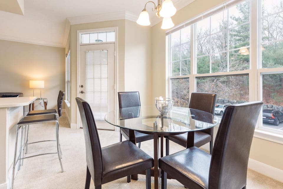 Seating area, Dining area