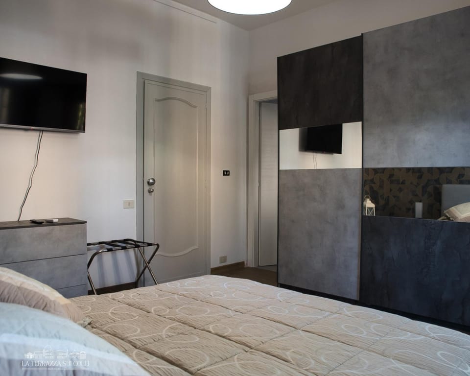 Bed, TV and multimedia, Photo of the whole room, Bedroom, wardrobe