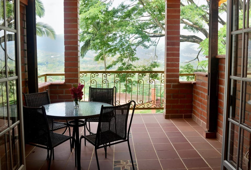Pájaros y Mariposas Casa Campestre House in Caldas, Colombia