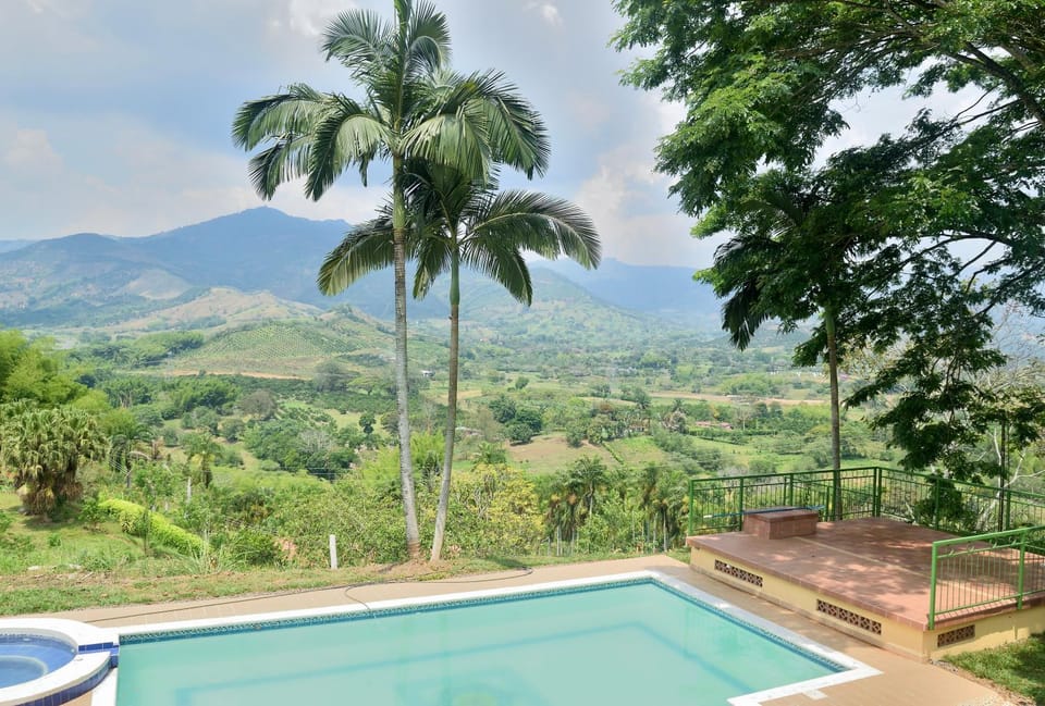 Pájaros y Mariposas Casa Campestre House in Caldas, Colombia