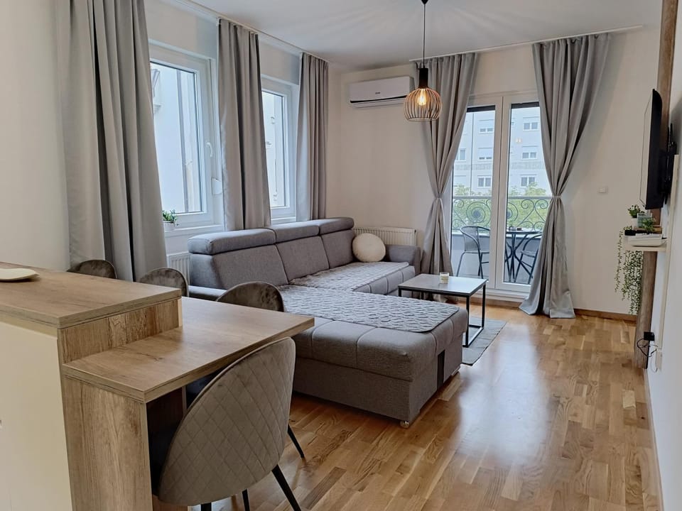 Bed, TV and multimedia, Living room, Photo of the whole room, Seating area, Dining area, air conditioner