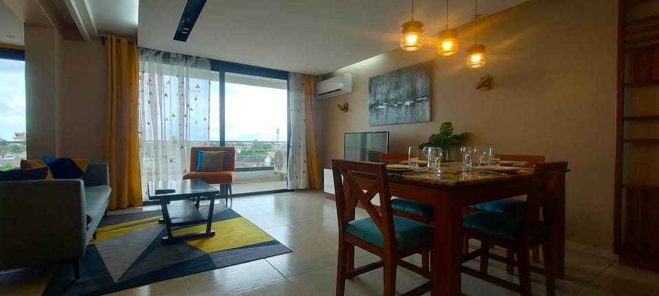 Kitchen or kitchenette, Living room, Seating area, Dining area