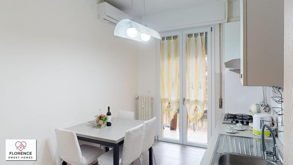 Kitchen or kitchenette, Dining area, stove