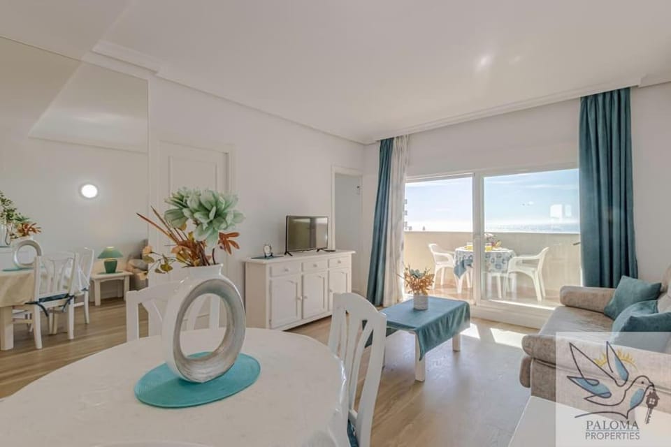 Bright Apt 2 BDR, with sea views, Benalbeach Apartment in Benalmadena
