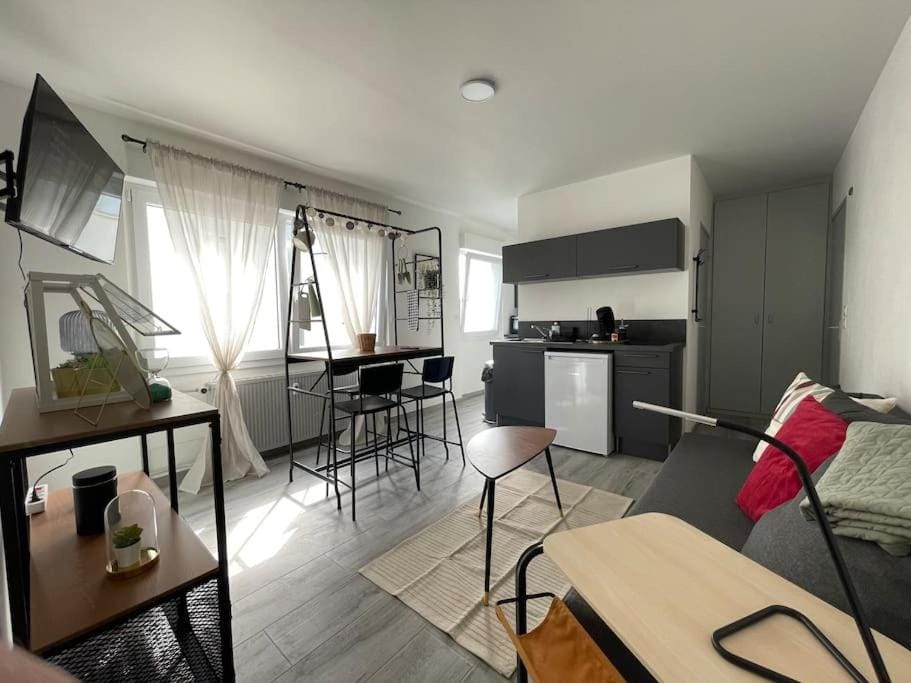 TV and multimedia, Kitchen or kitchenette, Living room, Dining area