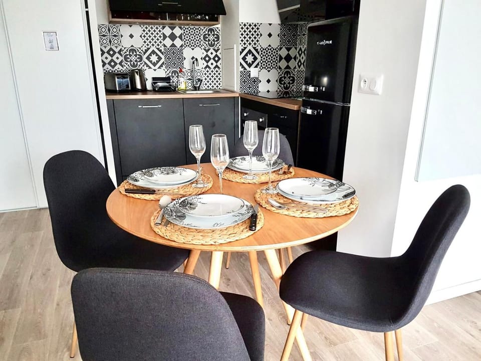 Kitchen or kitchenette, Dining area