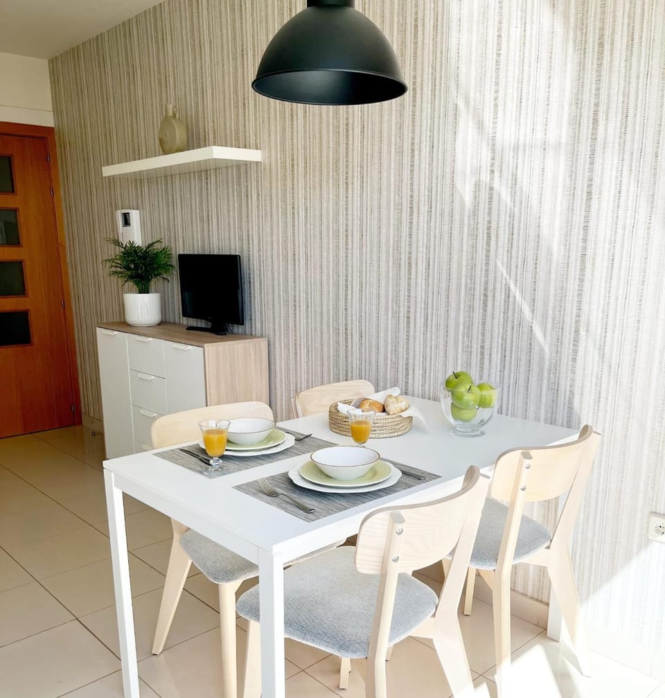 TV and multimedia, Kitchen or kitchenette, Food and drinks, Dining area, Food