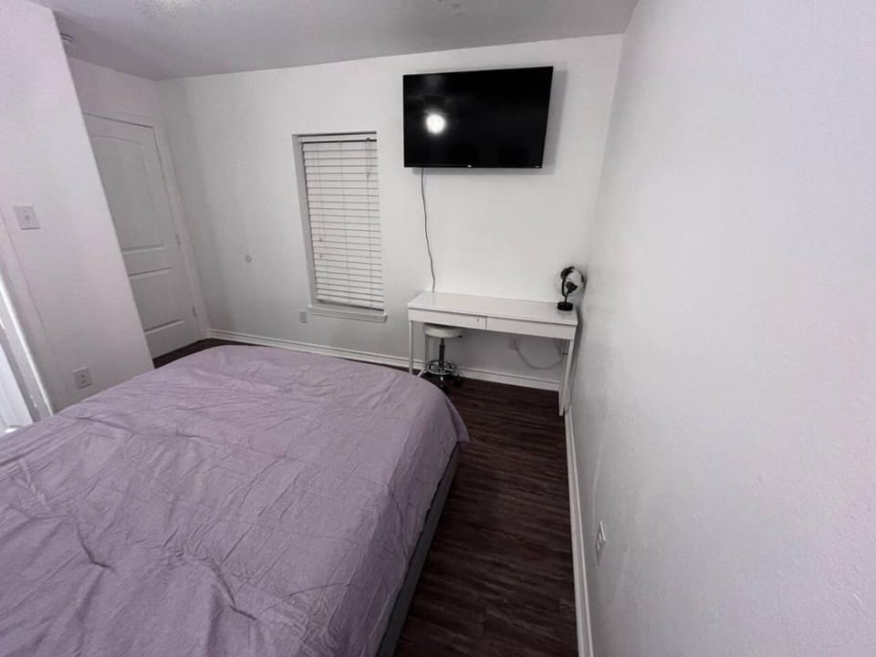 Bed, TV and multimedia, Bedroom